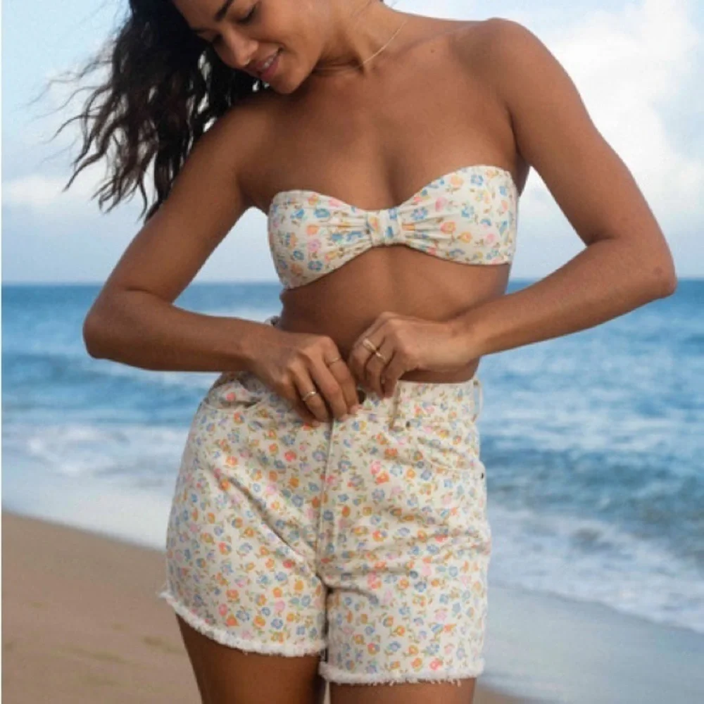 ☀️BILLABONG☀️ HOW BOUT THAT FLORAL JEAN SHORTS